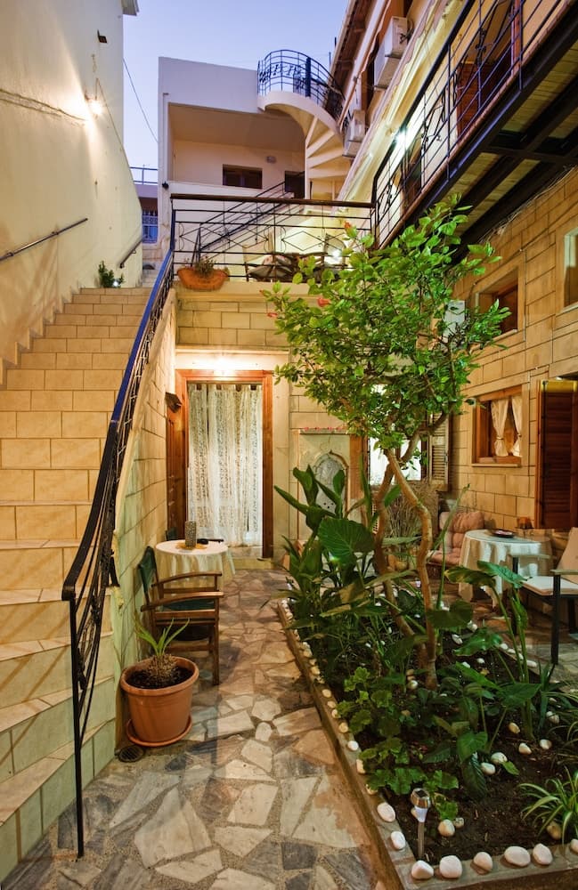 Barbara Studios main