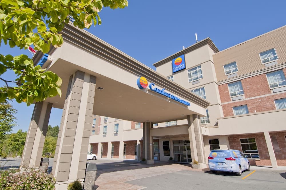 Comfort Inn & Suites Surrey Hotel main