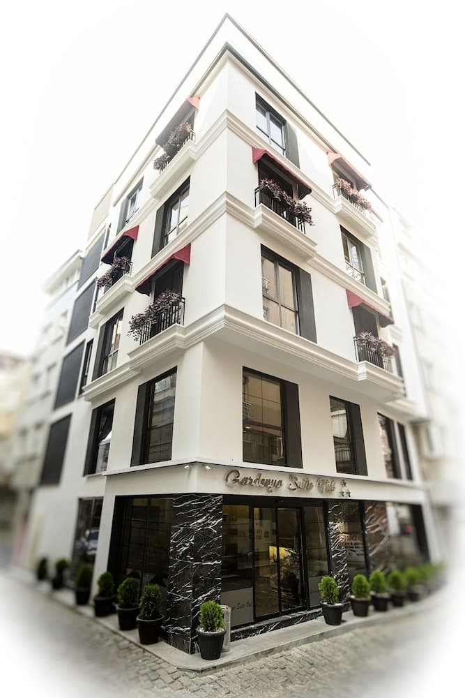Gardenya Suit Hotel main