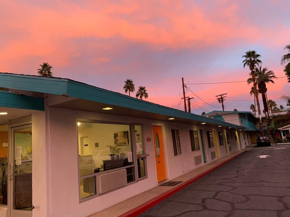 Knights Inn Palm Springs main