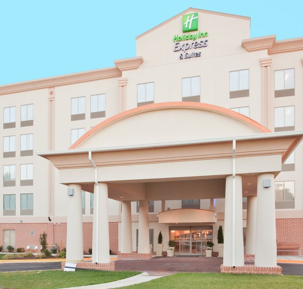 Holiday Inn Express Hotel & Suites Fredericksburg main