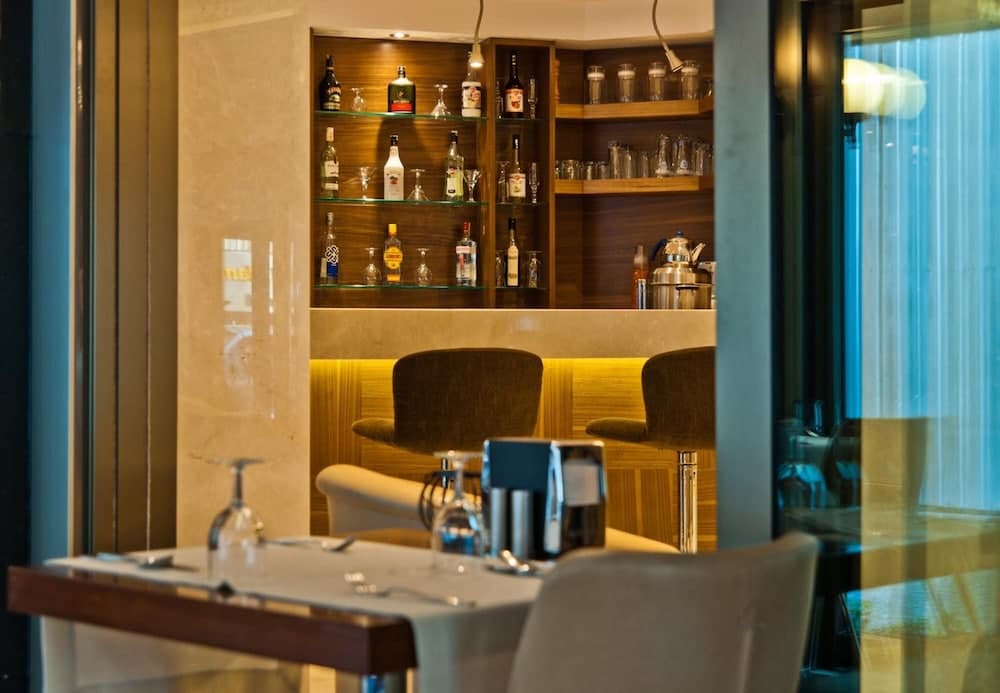 Riva Hotel main