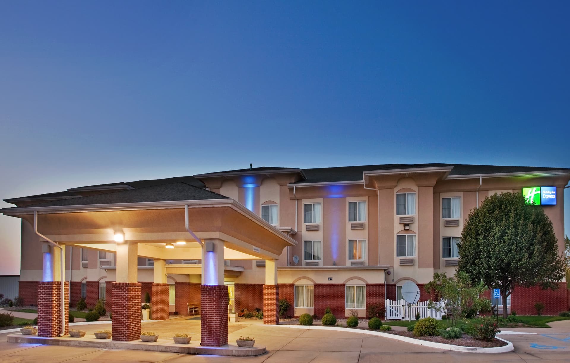 Holiday Inn Express Boonville main