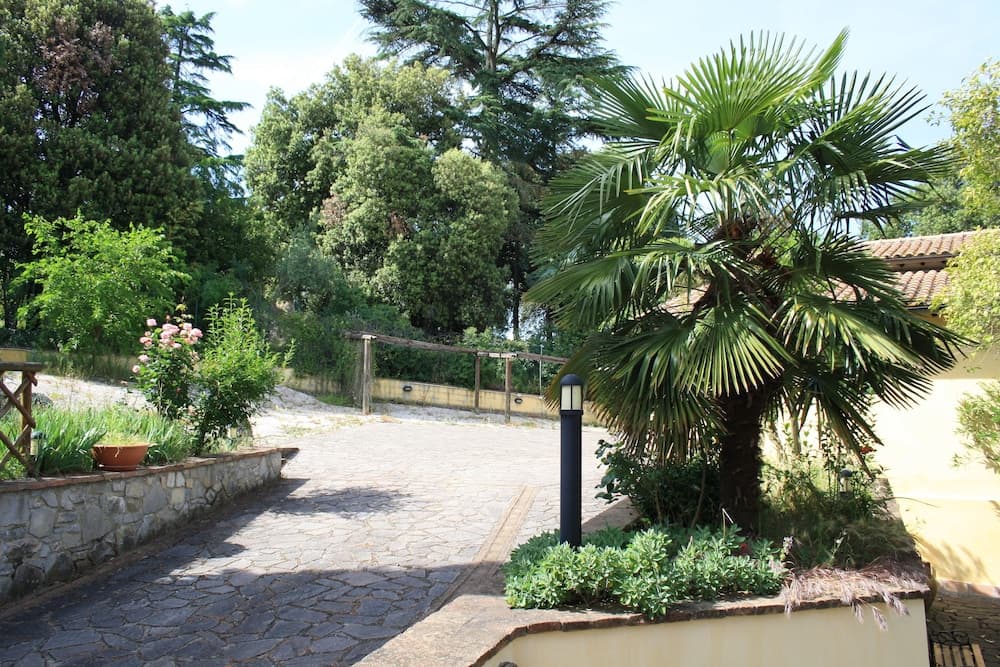 Un Petit Paradis main