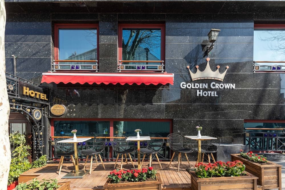 Hotel Golden Crown main