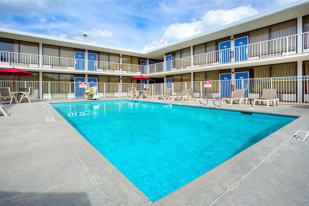 Motel 6 Baton Rouge Southeast main