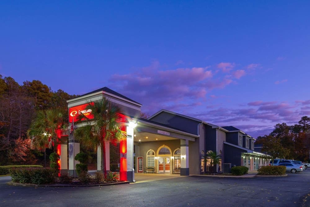 Econo Lodge Inn & Suites main