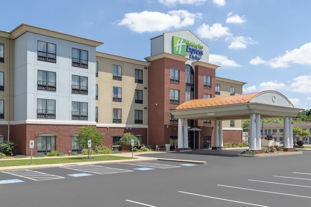 Holiday Inn Express & Suites - New Philadelphia main