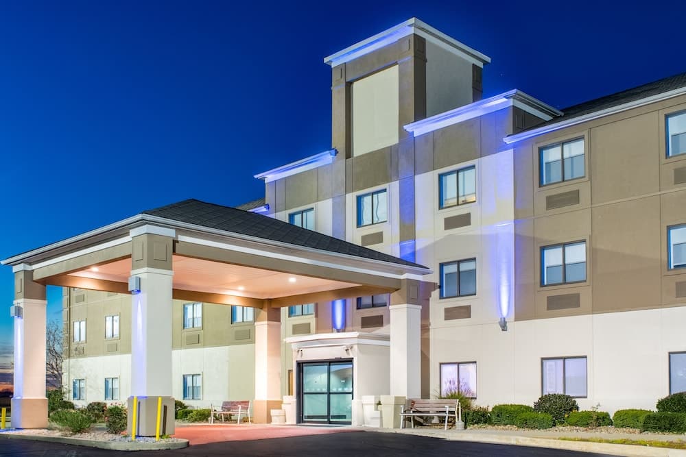 Holiday Inn Express Howe Sturgis, Mi main