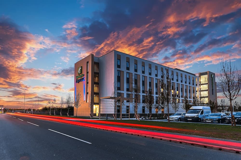 Holiday Inn Express Bicester main