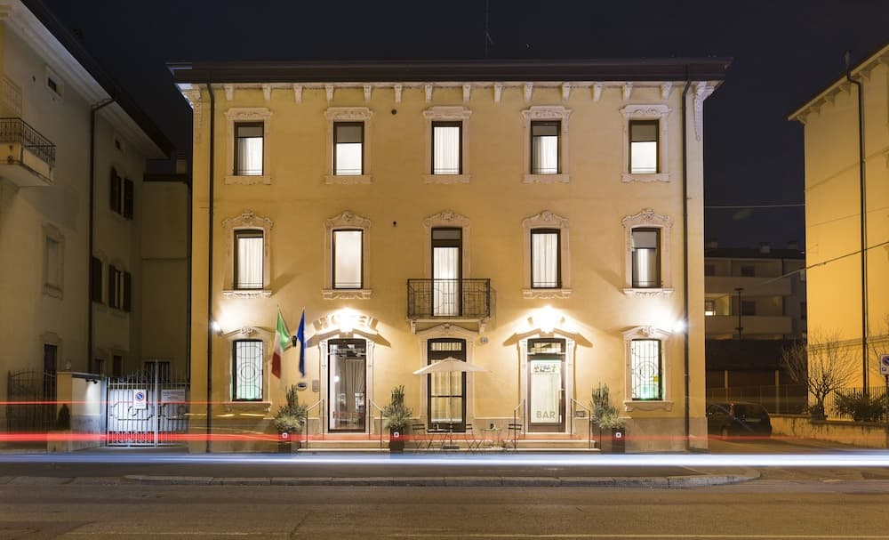 Hotel Fontana main