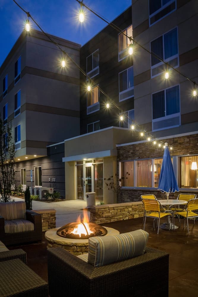 Fairfield Inn & Suites Fayetteville North main