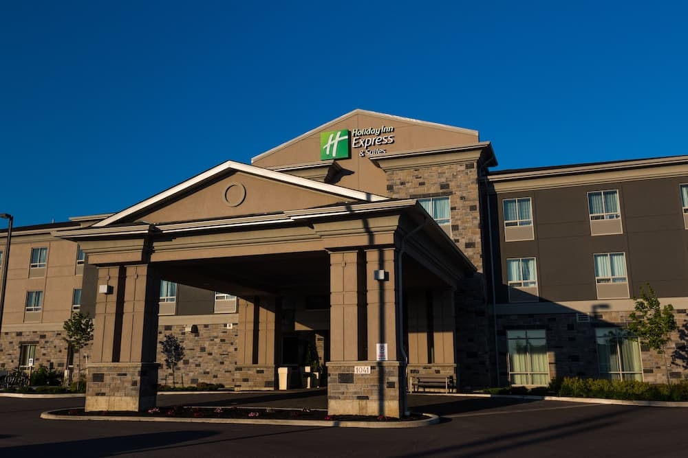 Holiday Inn Express & Suites Thunder Bay main