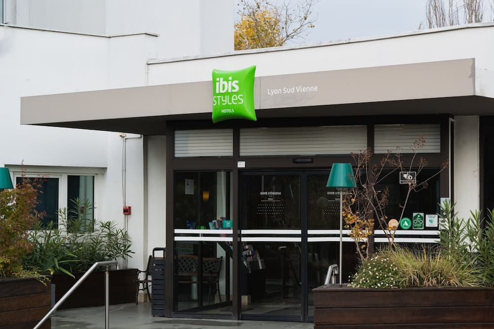 Ibis Styles Lyon Sud Vienne main