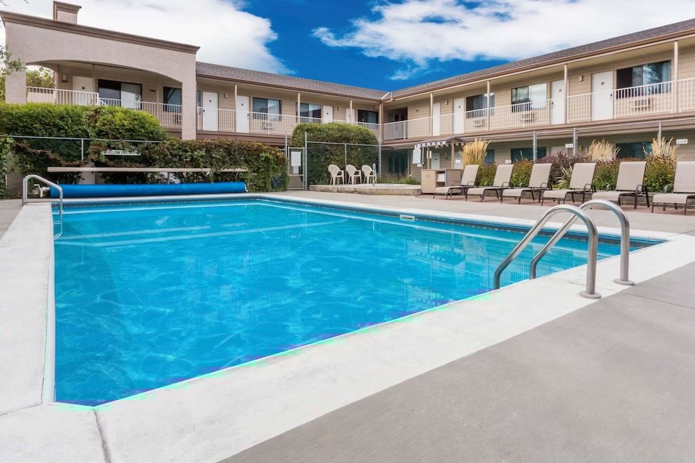 Super 8 Kelowna Bc main