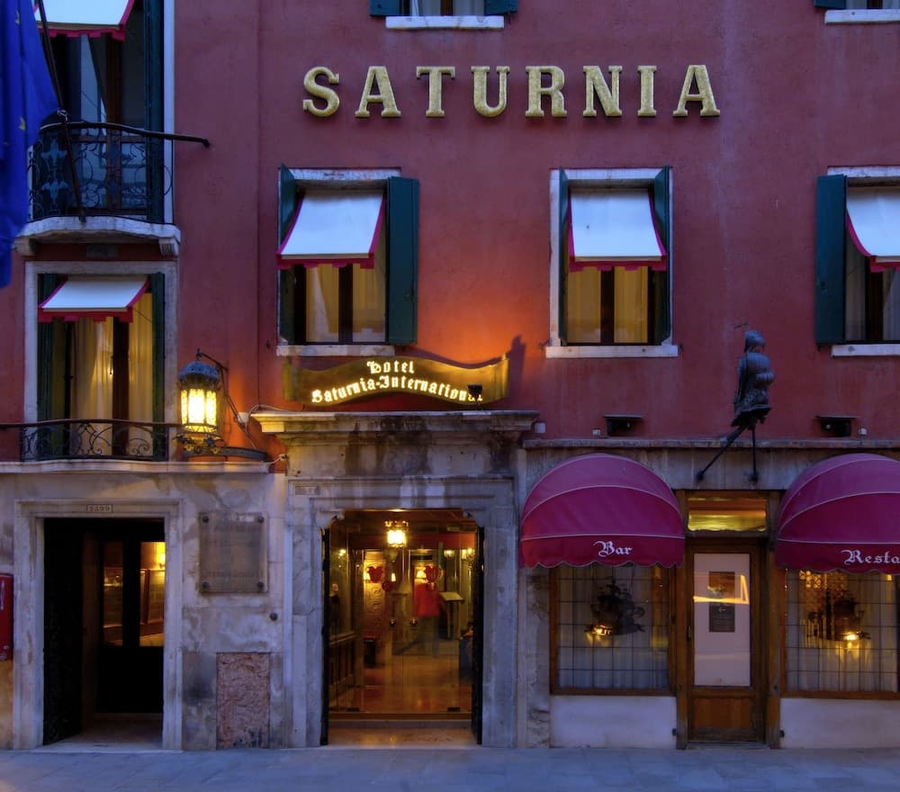Hotel Saturnia And International main