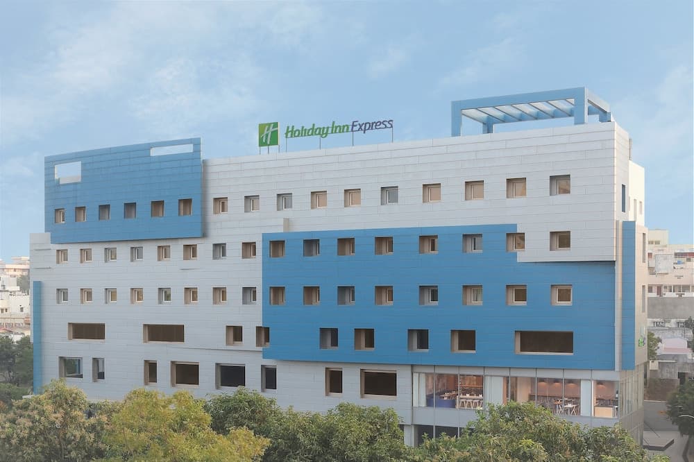Holiday Inn Express Hyderabad Banjara Hills main