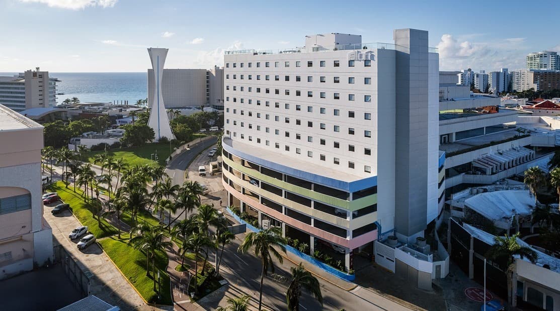 Aloft Cancun main