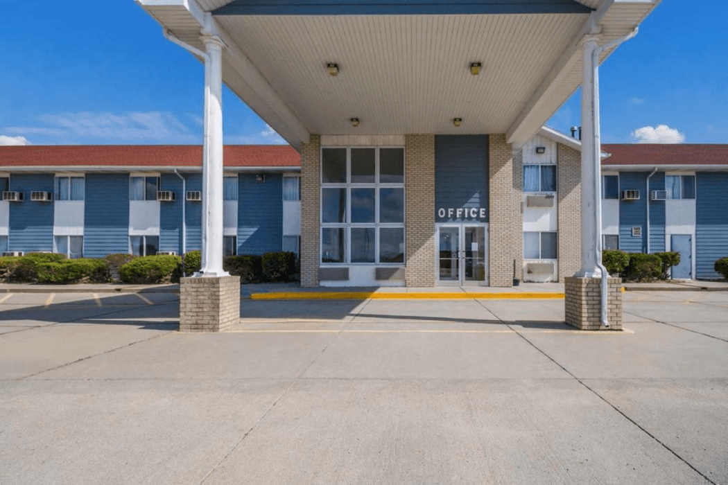 Alliance Hotel & Suites, a Howard Johnson by Wyndham main