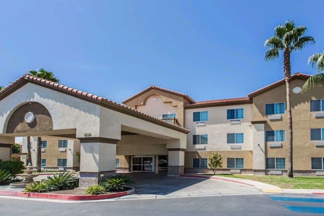 Comfort Suites Bakersfield main