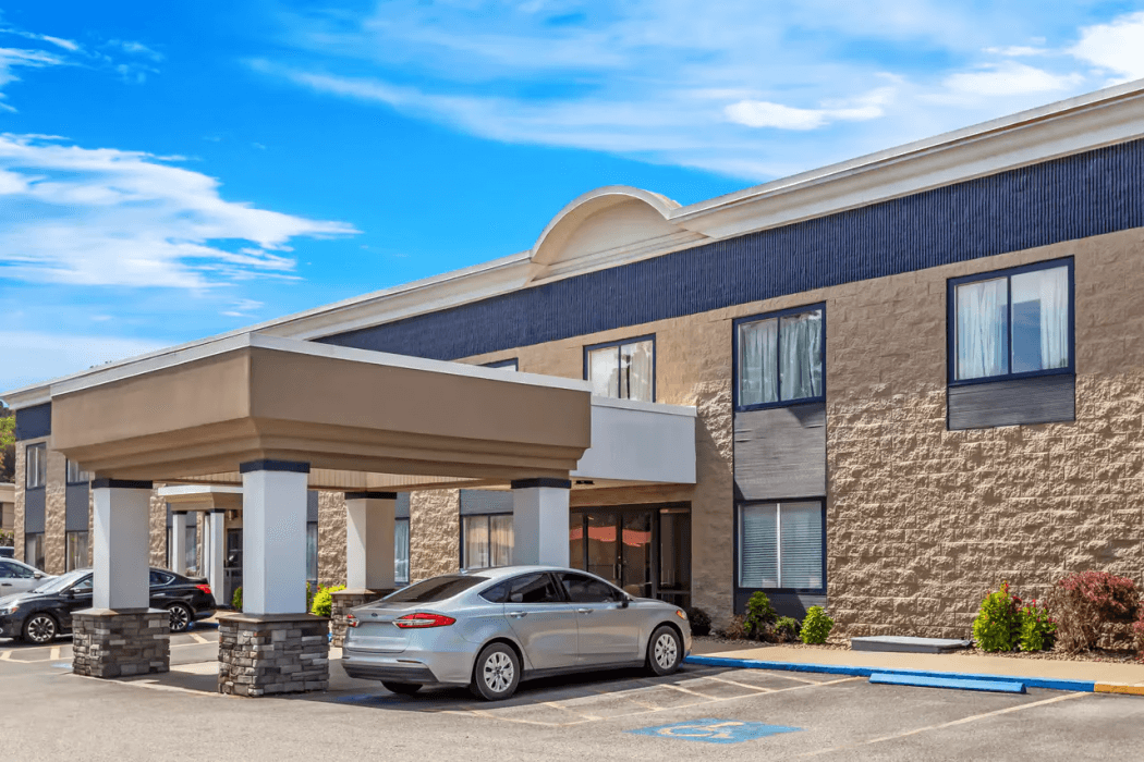 Best Western Huntington Mall Inn main