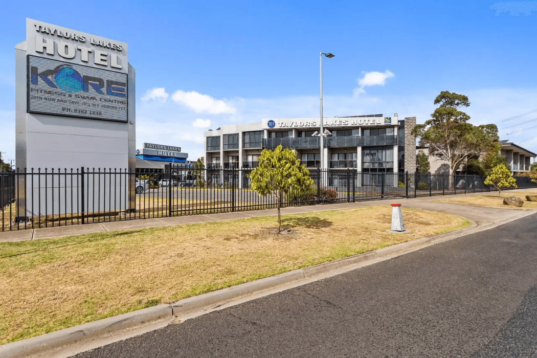 Quality Hotel Taylors Lakes main