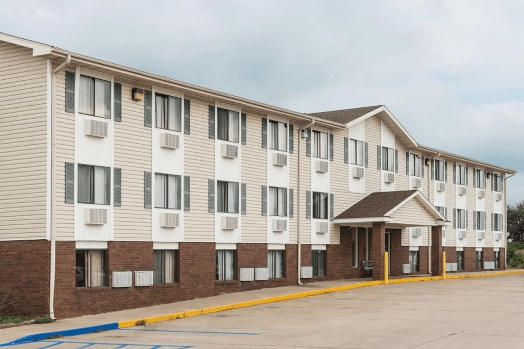 Super 8 By Wyndham Kingdom City