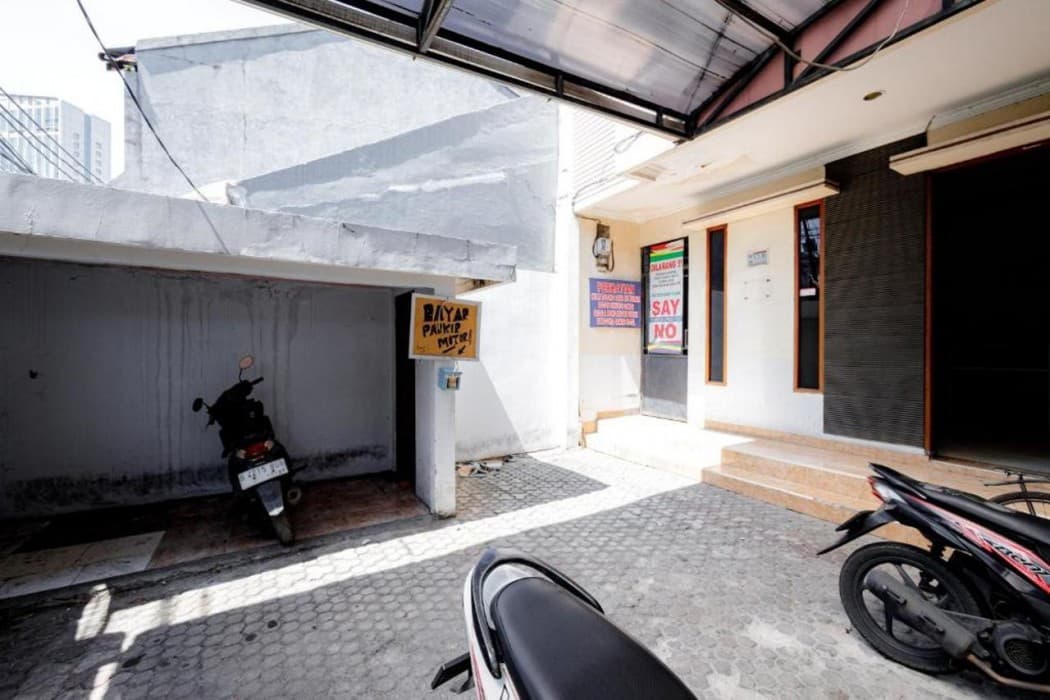 J&B Rooms Tomang By Oyo main