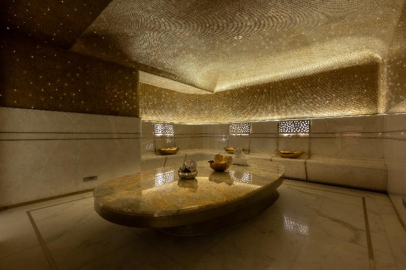 Five Luxe Hotel 4