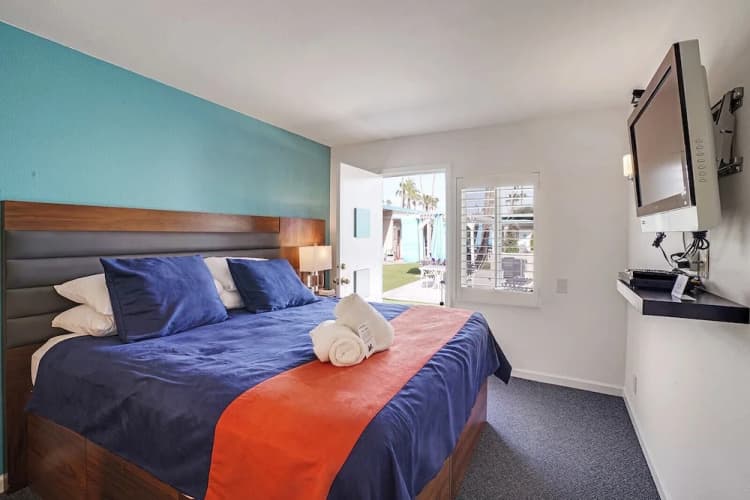 Inndulge -- A Modern Gay Men's Resort 4