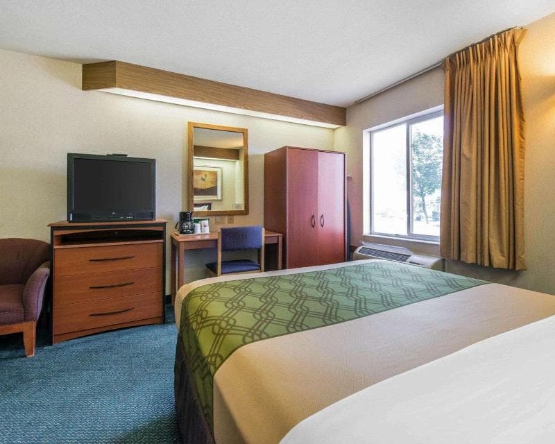 Econo Lodge North Academy 2