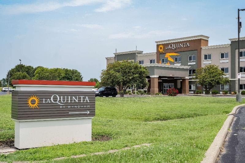 La Quinta Inn & Suites by Wyndham Evansville 5