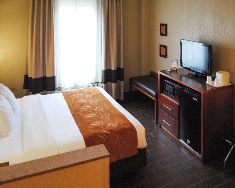 Comfort Suites South 4