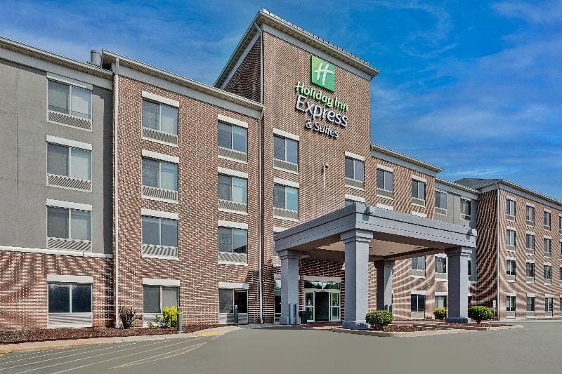 Holiday Inn Express & Suites Milwaukee NW – Park Place 3