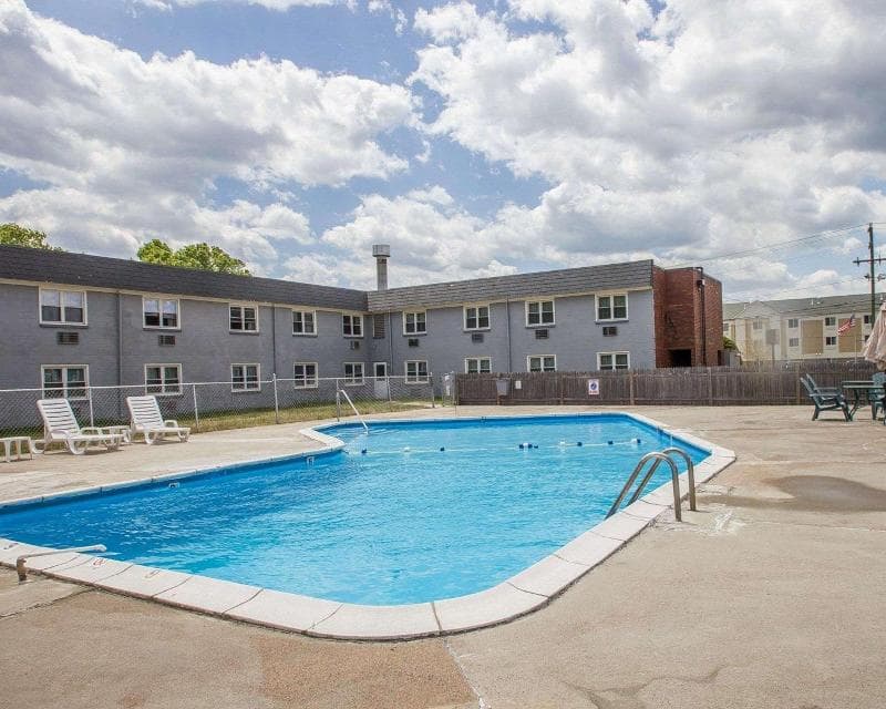 Econo Lodge Inn & Suites 3