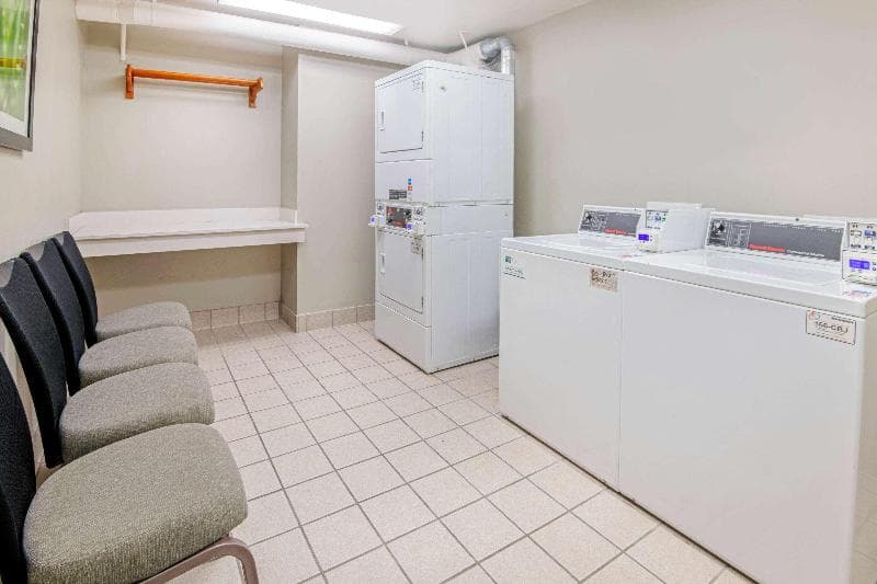 La Quinta Inn & Suites by Wyndham San Antonio Airport 4