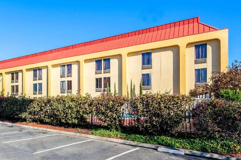 La Quinta Inn & Suites by Wyndham Oakland Airport Coliseum 2