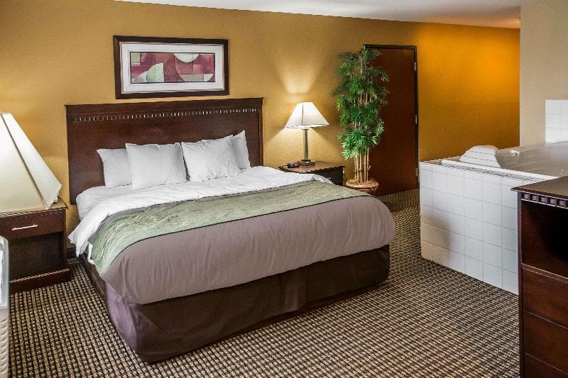 Econo Lodge Inn & Suites 2