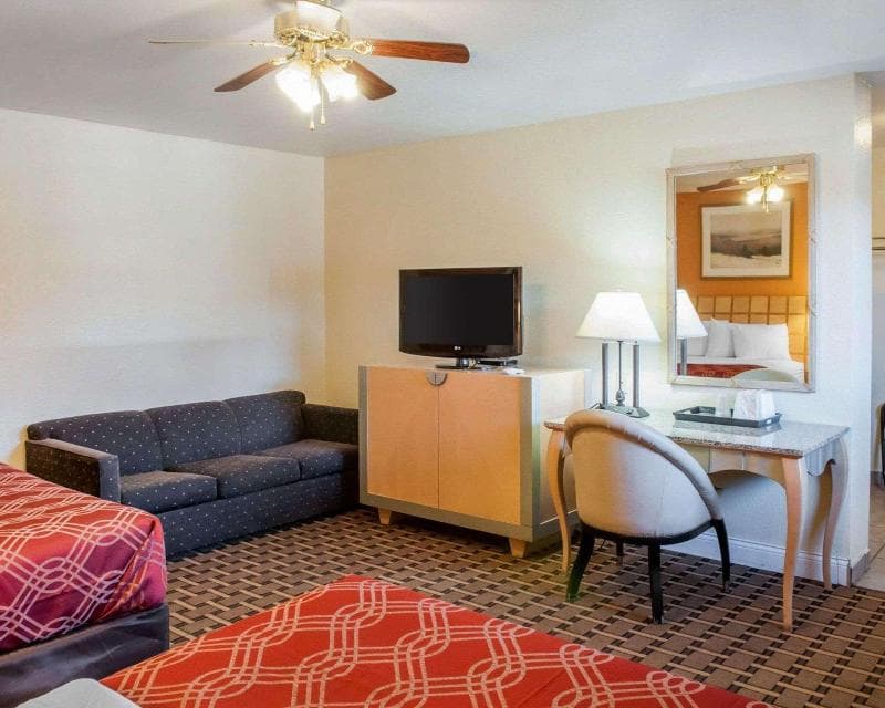 Econo Lodge Clovis 4
