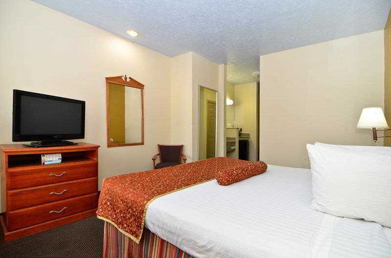 Americas Best Value Inn & Suites Clinton/Jackson 5