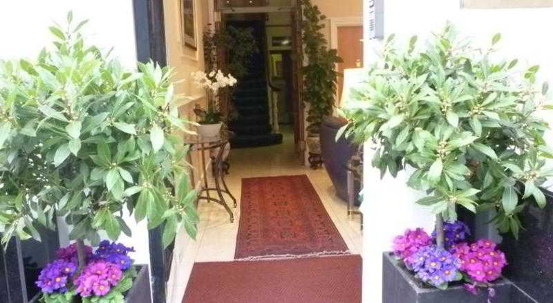 Avon Hotel 4