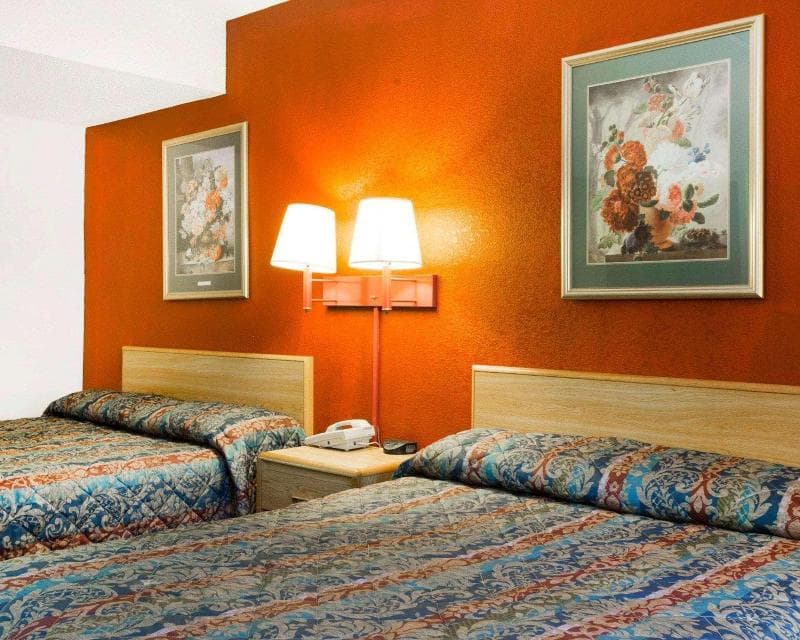 Econo Lodge 2