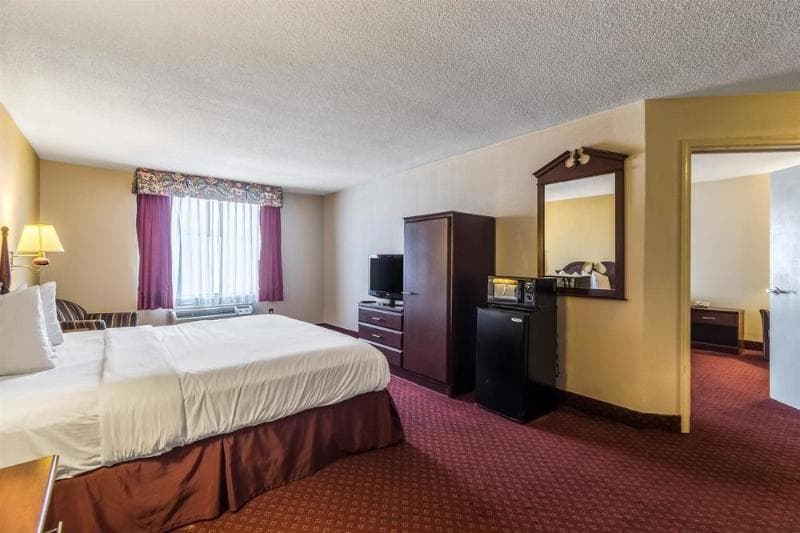 Econo Lodge Inn & Suites 2