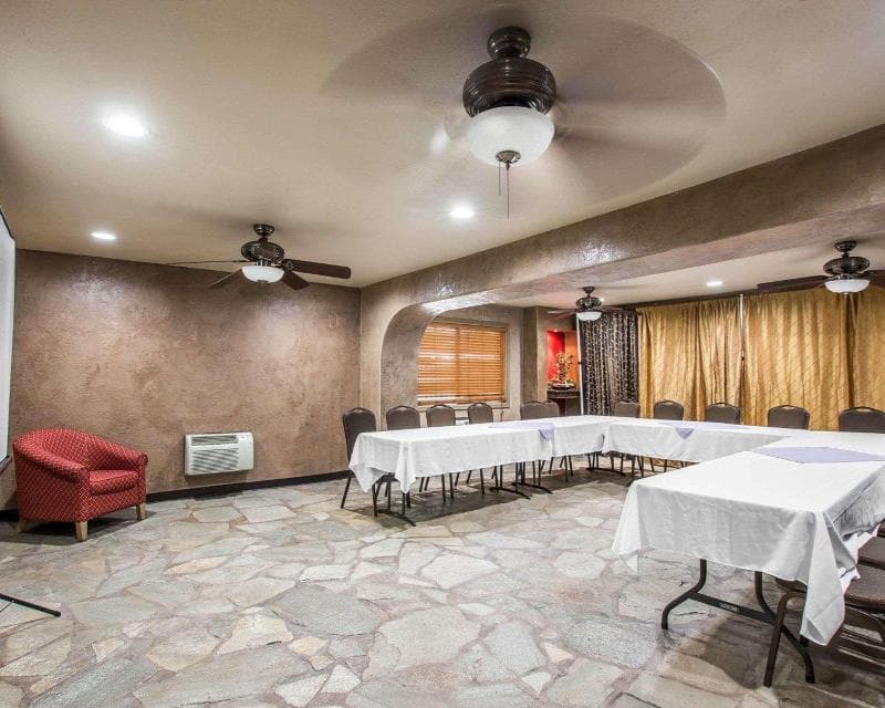 Quality Inn & Suites Near The Border 4
