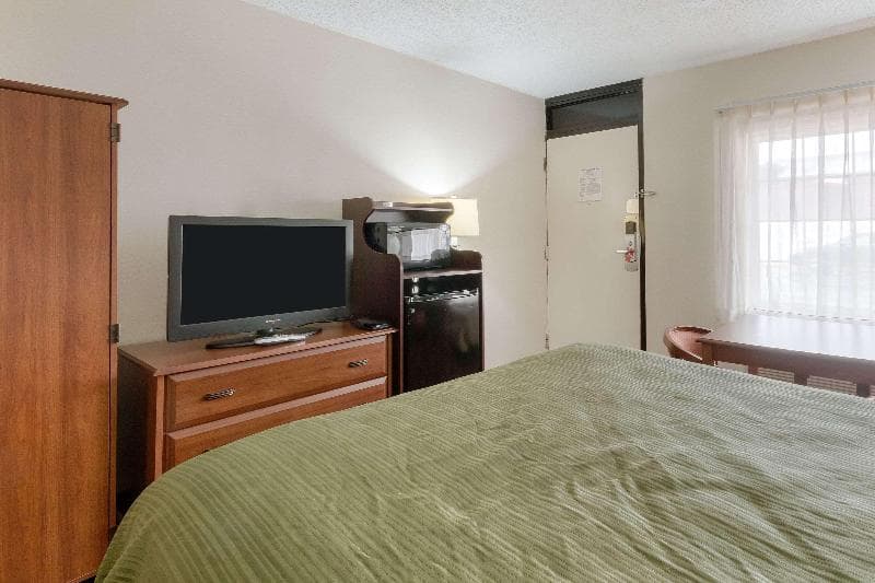 Econo Lodge 4