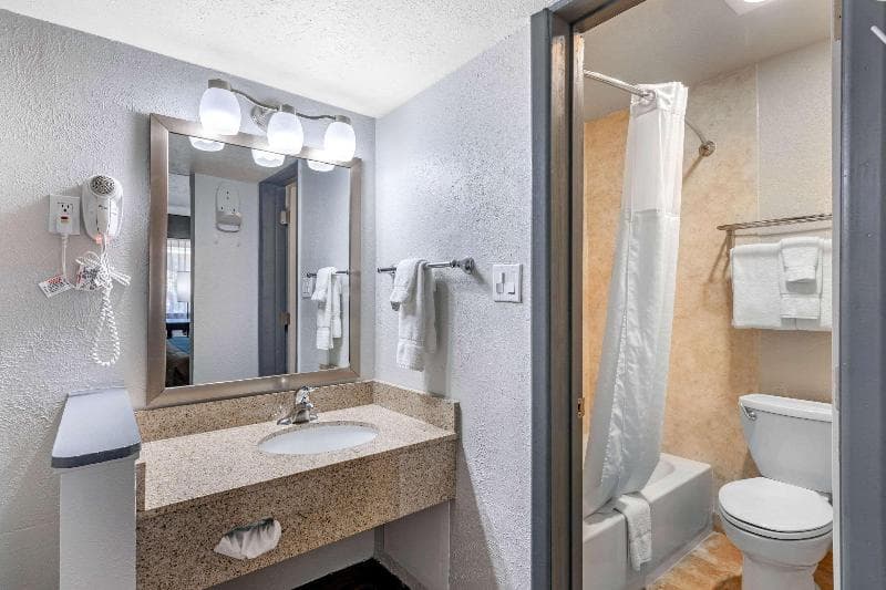 Econo Lodge Inn & Suites Socorro 2