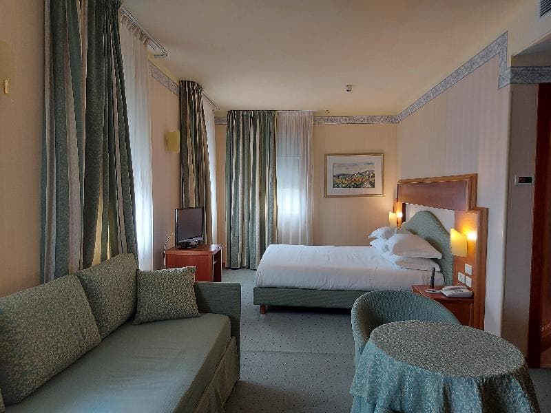 PHI Hotel Astoria 5