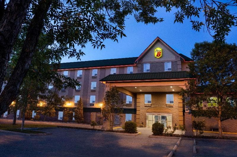 Super 8 by Wyndham Calgary Shawnessy Area 2