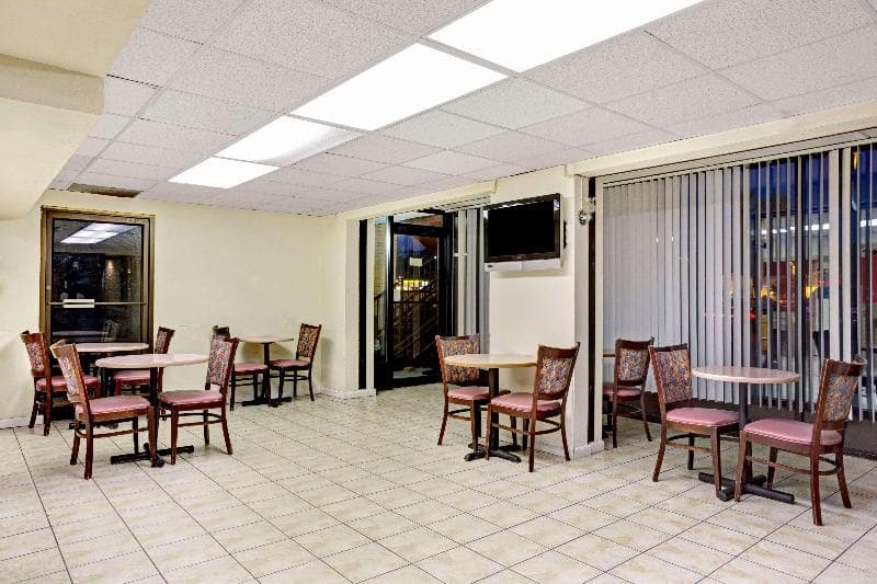 Super 8 by Wyndham Fredericksburg 2