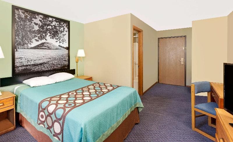 Super 8 By Wyndham Macomb 4